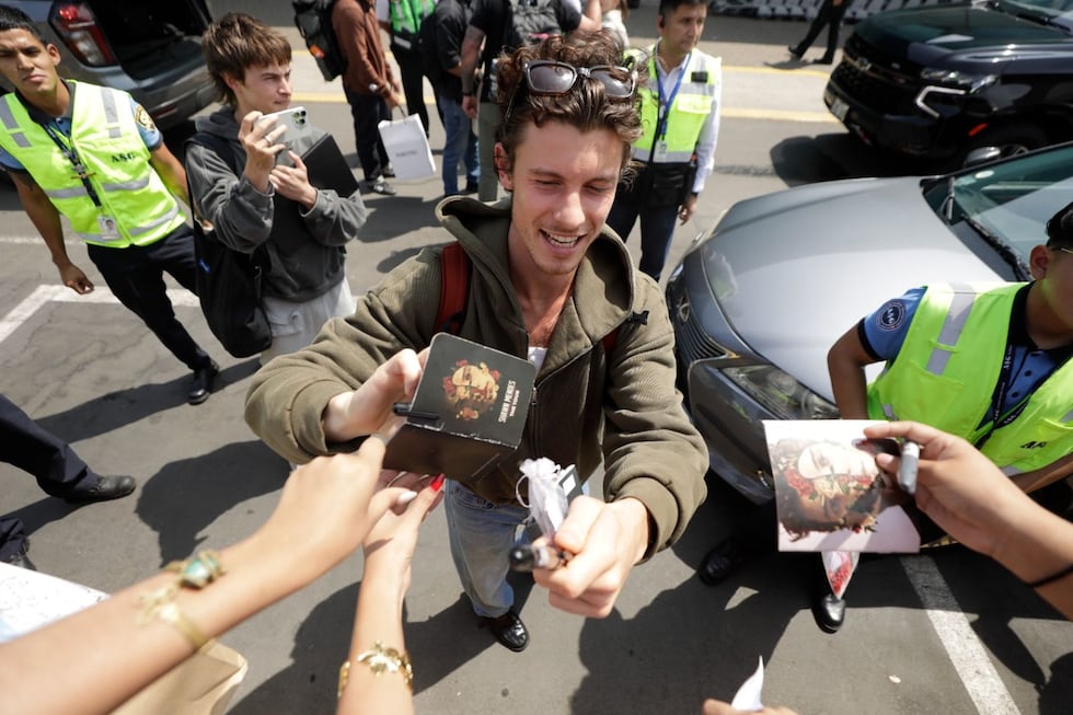 Los fans celebraron con el cantante canadiense su llegada a Lima. (Foto: Lenin Tadeo / @gec)