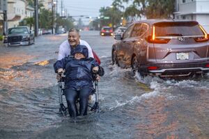 Lluvias torrenciales azotan Florida y provocan inundaciones y cientos de vuelos cancelados
