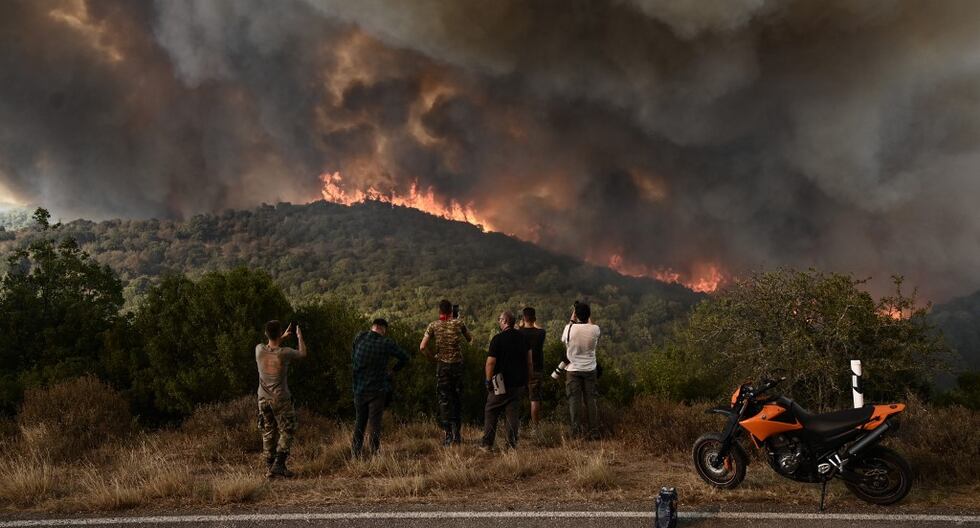 Pese a la intensa labor de unos 500 bomberos y cientos de vehículos, las llamas siguen avanzando por la región de Evros desde hace 13 días, afectando hasta el momento a 100 mil personas.