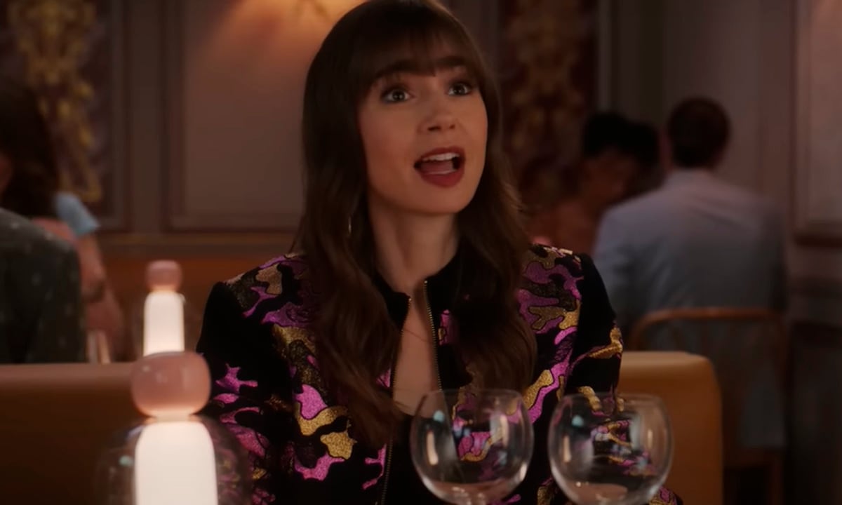 La protagonista de "Emily en París" luciendo su nuevo corte de cabello en la tercera temporada (Foto: Netflix)