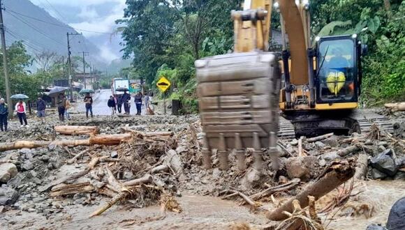 El Ministerio de Obras Públicas muestra trabajadores mientras operan maquinaria con la que intentan limpiar zonas afectadas por las lluvias en la ciudad de Baños (Ecuador). Foto: EFE/Ministerio de Obras Públicas