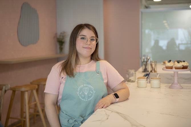 Camila Iturry empezó el emprendimiento de Petite Desserts con la intención de costear sus estudios.