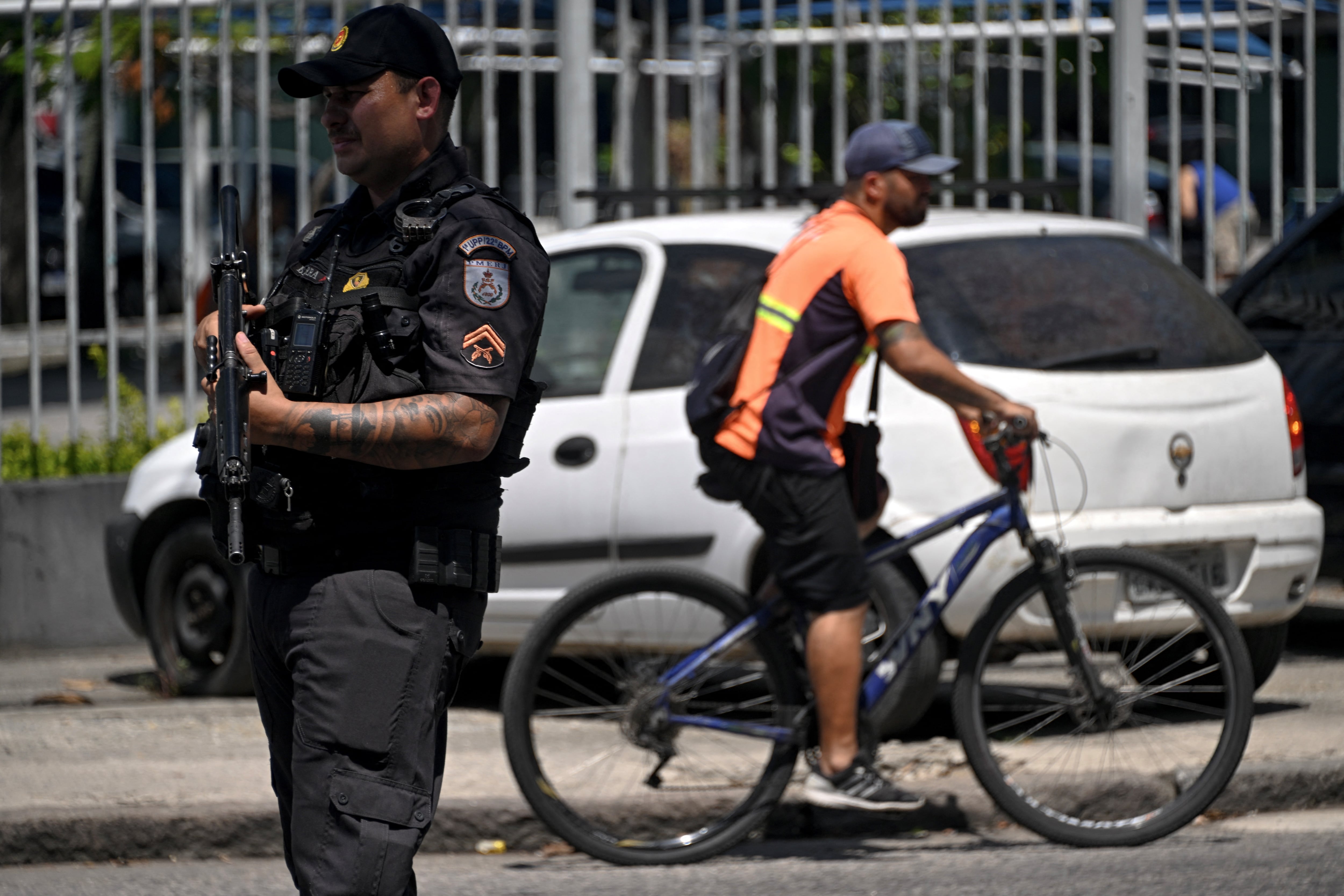 Un miembro de la Policía Militar del Estado de Río de Janeiro (PMERJ) protege una entrada a la favela Complexo do Alemao durante una operación policial en Río de Janeiro, Brasil, el 27 de febrero de 2024. (Foto de MAURO PIMENTEL / AFP)
