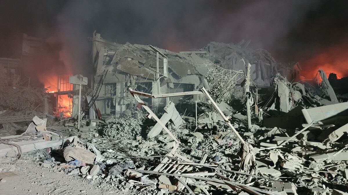 Los daños en el lugar de un ataque aéreo israelí que tuvo como objetivo la ciudad de Nabatiyeh, en el sur del Líbano, el 12 de octubre de 2024. (Foto de Abbas FAKIH / AFP)