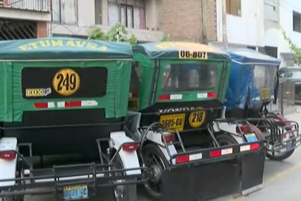 Las tres mototaxis intervenidas durante el operativo policial de este miércoles 23 de abril. Foto: composición EC/captura Buenos Días Perú