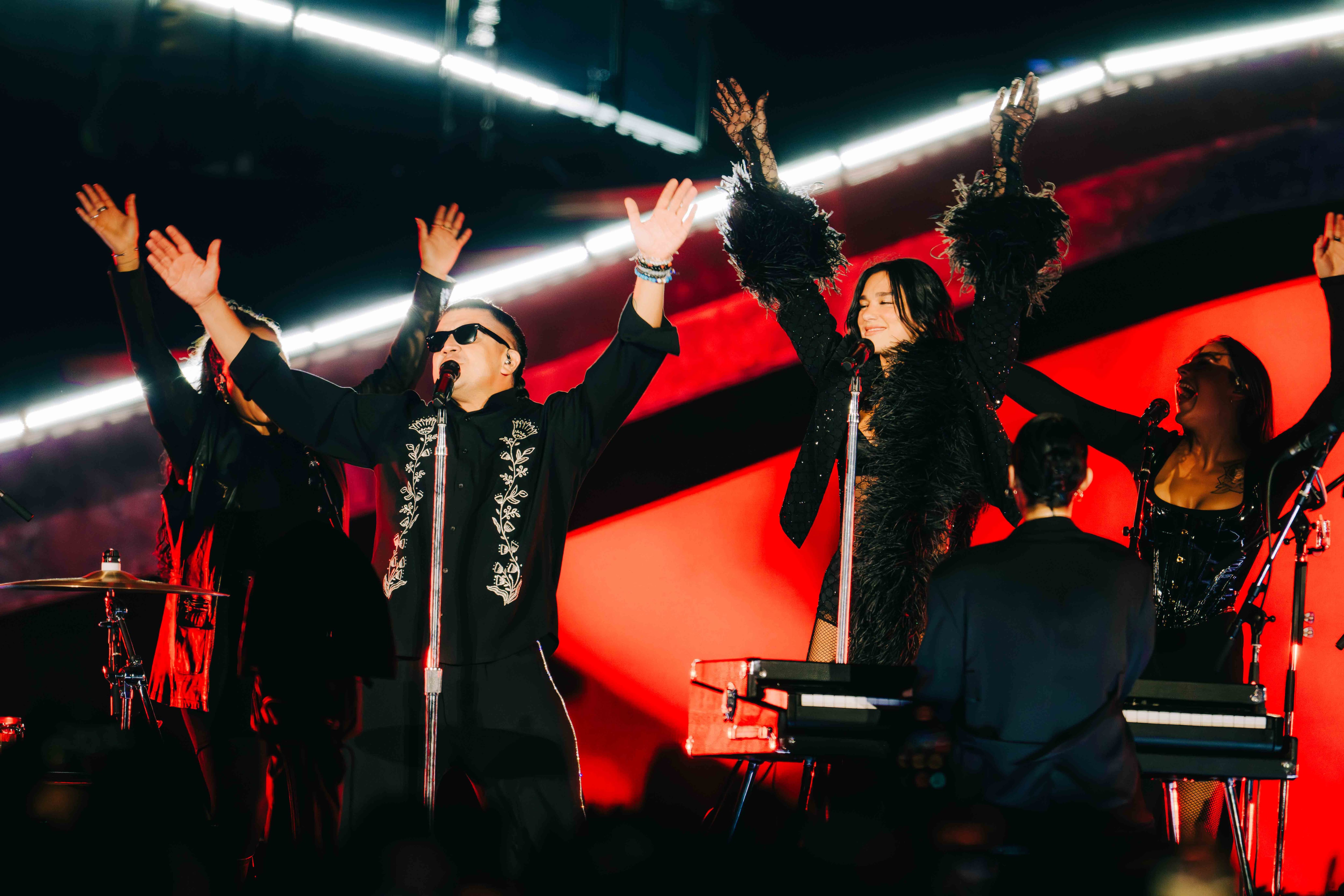 Dua Lipa y Mauricio Mesones interpretan “Cariñito” en el Estadio San Marcos, en una de las sorpresas de la noche. (Foto: Raúl Umeres)