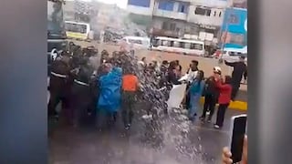 Municipalidad de Ate desaloja comerciantes a ‘manguerazos’ con camión cisterna