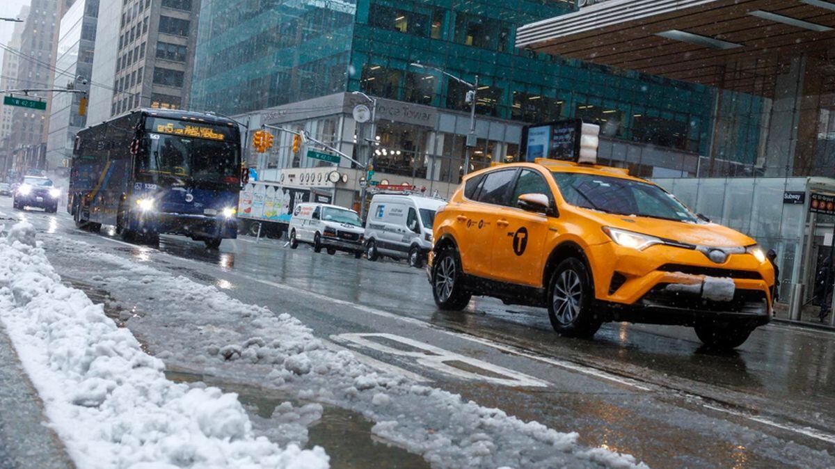 Los vehículos circulan por la Sexta Avenida mientras cae nieve en Nueva York, Nueva York, EE. UU., 13 de febrero de 2024 | Foto: EFE/EPA/SARAH YENESEL