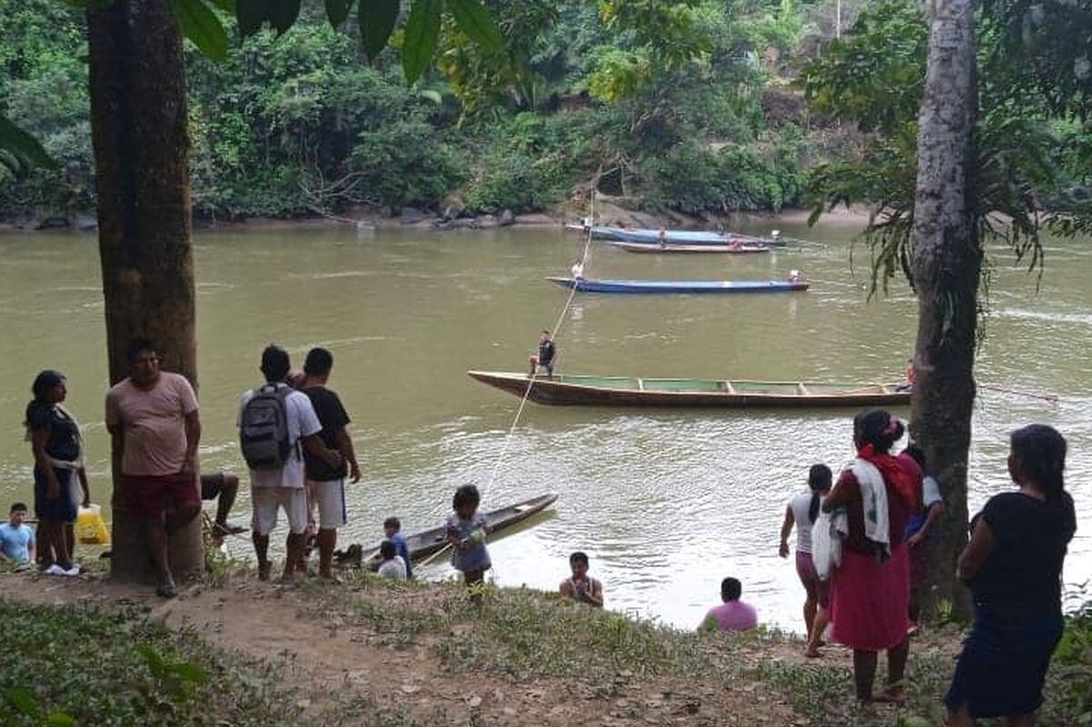 Indígenas bloquean río en El Cénepa para evitar ingreso de mineros ilegales. (Odecofroc)
