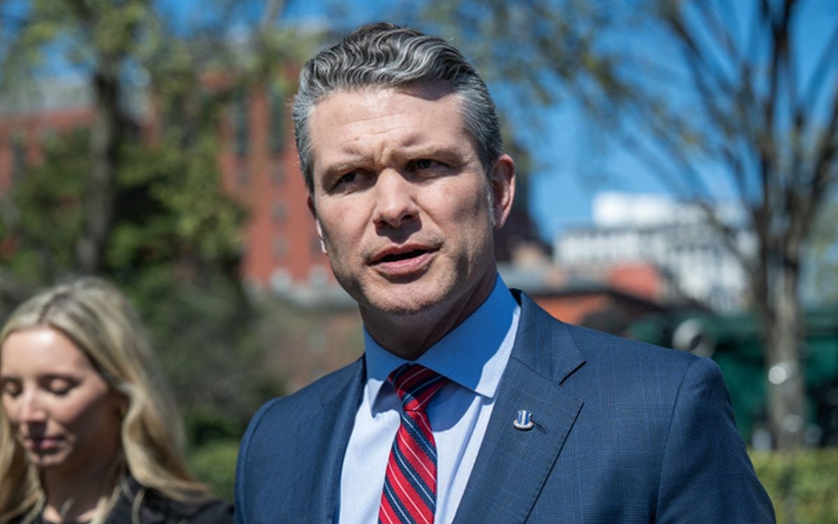 El secretario de Defensa de Estados Unidos, Pete Hegseth, habla con los periodistas tras ser entrevistado frente a la Casa Blanca en Washington, D.C., el 21 de marzo de 2025 | Foto: Annabelle GORDON / AFP