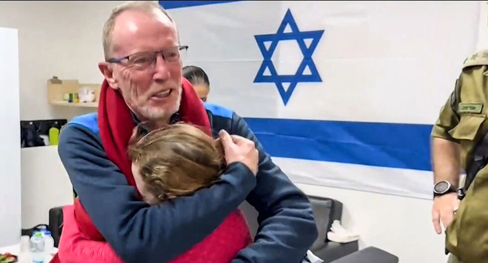 Emily Hand abraza a su padre Tom en un hospital de Israel después de ser liberada por Hamás. (AFP).