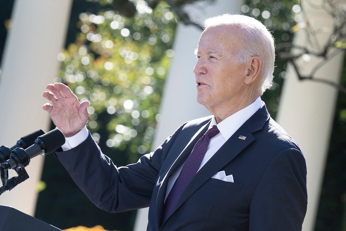 El presidente estadounidense Joe Biden habla durante una conferencia de prensa en el jardín de rosas de la Casa Blanca en Washington, DC, el 25 de octubre de 2023. (Foto de Brendan Smialowski / AFP)