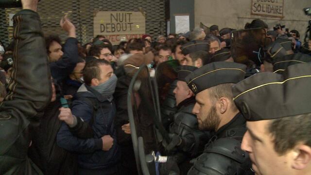 Francia: Evacúan a la fuerza colegio ocupado por migrantes