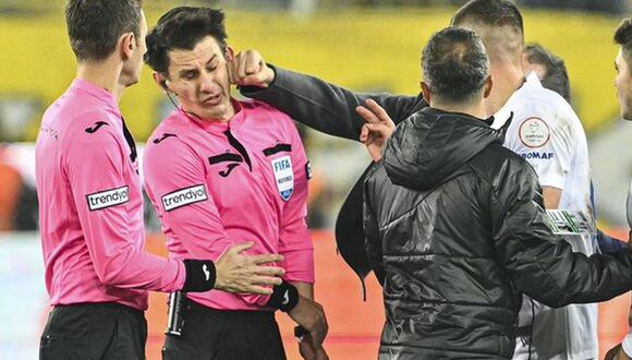 Lamentable: la brutal agresión a un árbitro que suspendió el fútbol en Turquía | VIDEO