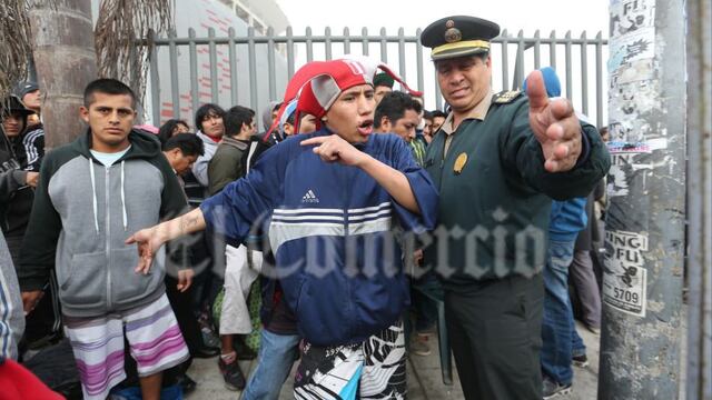 FOTOS: hinchas y revendedores se pelean por entradas para el Perú-Ecuador en el Estadio Nacional