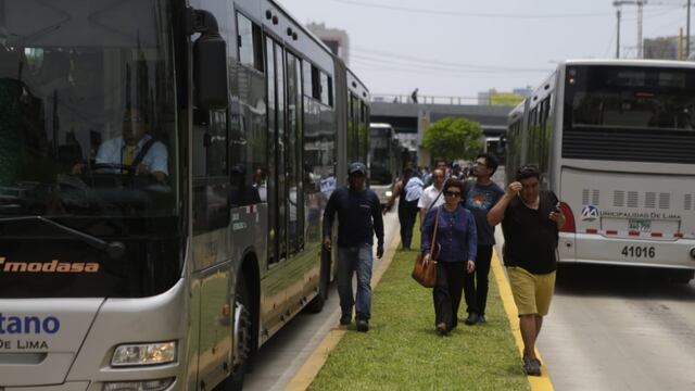 Metropolitano: pasajeros bajaron de buses en plena Vía Expresa tras accidente | FOTOS