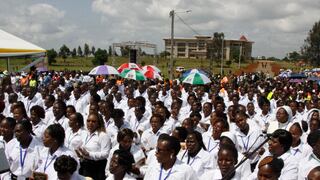 Miles asisten a la beatificación de una monja italiana en Kenia