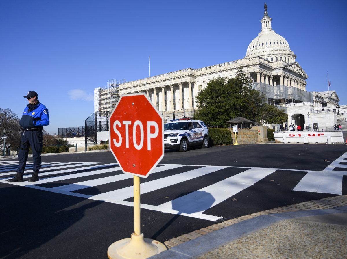 Un agente de policía junto al Capitolio de Estados Unidos durante el cierre del Gobierno en Washington D. C., el 27 de diciembre de 2018, una crisis provocada por una disputa entre el presidente Donald Trump y los demócratas por fondos para construir un muro en la frontera del país con México.