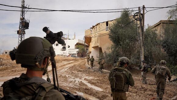 Soldados israelíes de la Brigada Givati que operan en Jan Yunis, en el sur de la Franja de Gaza, en medio del conflicto en curso entre Israel y el grupo militante palestino Hamás, el 24 de diciembre de 2023. (Foto del Ejército israelí / AFP)