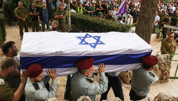 Soldados israelíes llevan un ataúd durante un funeral en el cementerio militar del Monte Herzl en Jerusalén, el 12 de noviembre de 2023 |Foto: EFE/EPA/ABIR SULTAN