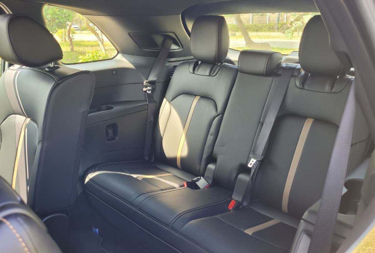 La tercera fila de asientos se abate manualmente. (Foto: Fernando Roca)