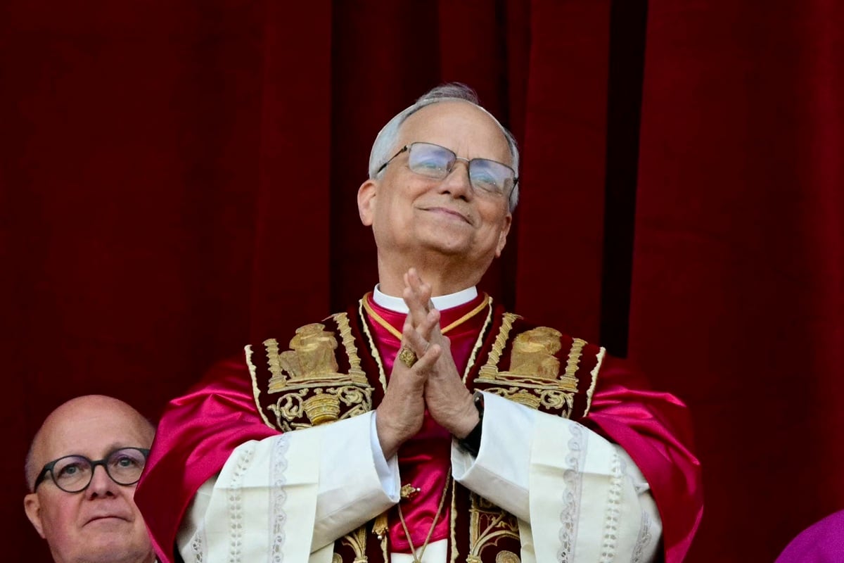 “Un saludo a todos aquellos, en modo particular, a mi querida Diócesis de Chiclayo, en el Perú, donde un pueblo fiel ha acompañado a su obispo, ha compartido su fe y ha dado tanto para seguir siendo Iglesia fiel de Jesucristo”, dijo ayer el papa León XIV en español, ante la multitud reunida en la plaza San Pedro del Vaticano.(Foto de Tiziana FABI / AFP)