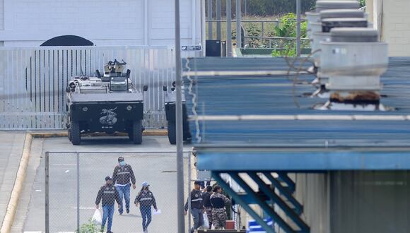 Fuerzas de seguridad participan en operativo entre la Policía y las Fuerzas Armadas en la Penitenciaría Zonal No 8 de Guayaquil, Ecuador, el 12 de agosto de 2023. (Foto: Gerardo MENOSCAL / AFP)
