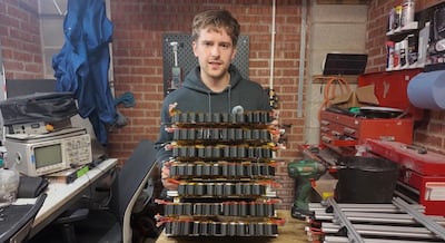 Un youtuber transformó 500 vapeadores en una batería capaz de alimentar su casa