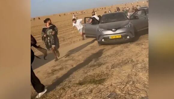 Cientos de personas huyen por el desierto del ataque de Hamas a un festival de música electrónica en Israel. (Captura de video).