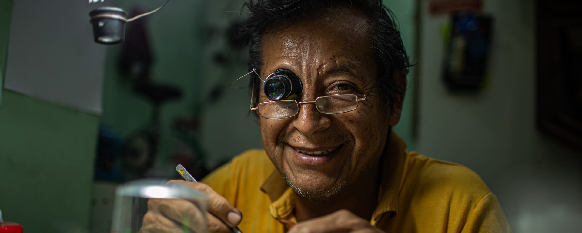 Los maestros relojeros del Perú que defienden su oficio contra el paso del tiempo