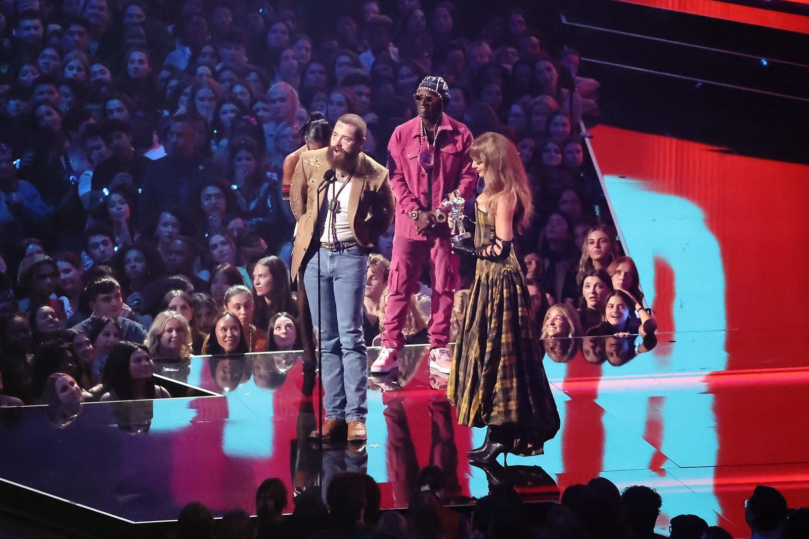 Taylor Swift y Post Malone ganaron el primer premio de la noche por su colaboración.