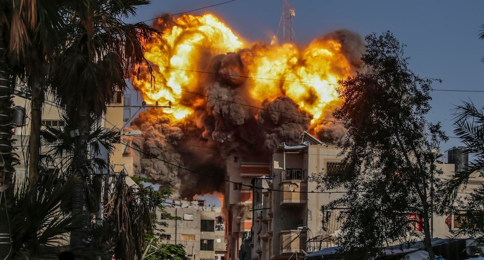 Explosión tras un ataque aéreo de Israel contra el campo de refugiados de Al Bureije, en el sur de la Franja de Gaza. (EFE/EMOHAMMED SABER).