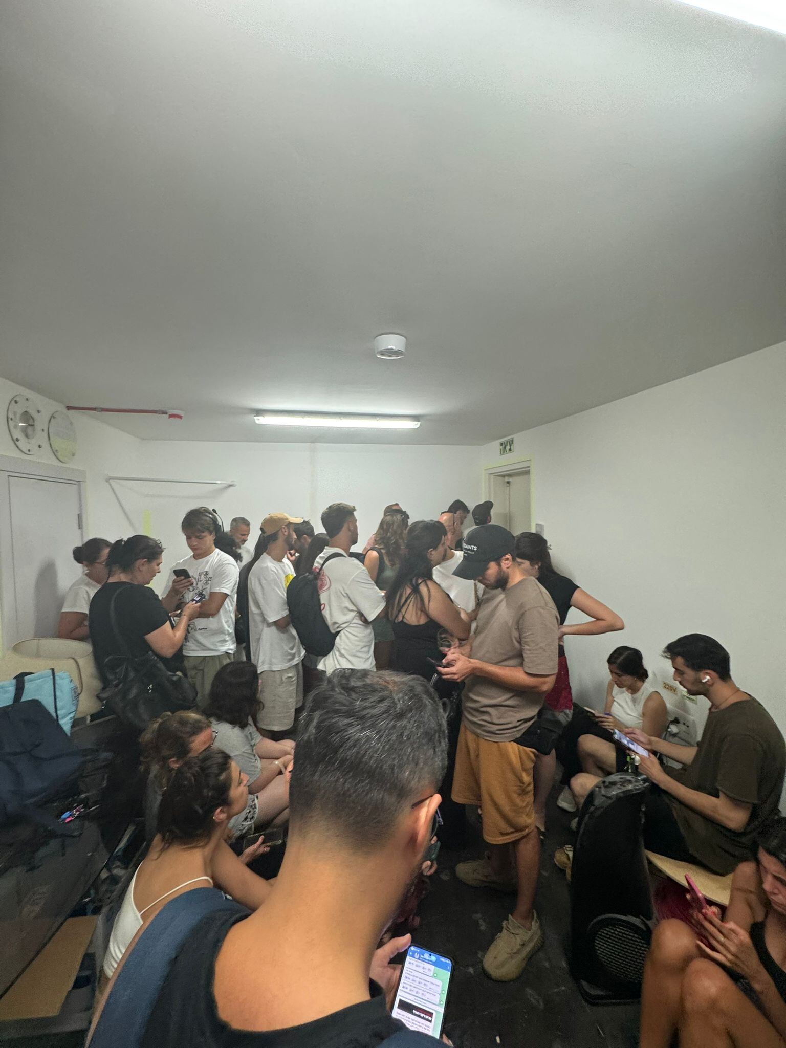 Roitman se resguarda en un refugio antibombas con sus amigos. (Foto: Archivo personal / Cortesía para El Comercio)