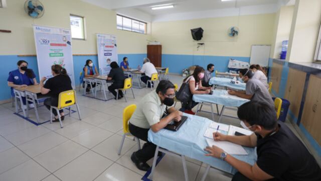 Docentes reciben atención médica integral en el colegio Melitón Carvajal para garantizar el regreso a clases