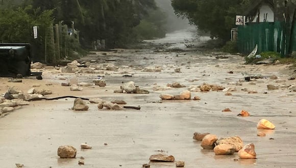 Fotografía que muestra una calle obstruida durante la entrada del huracán Berly, en el municipio de Felipe Carrillo Puerto este viernes en Quintana Roo (México).  EFE/Alonso Cupul