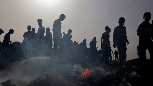 Nuevo ataque israelí a campamentos de desplazados en Rafah deja una veintena de muertos