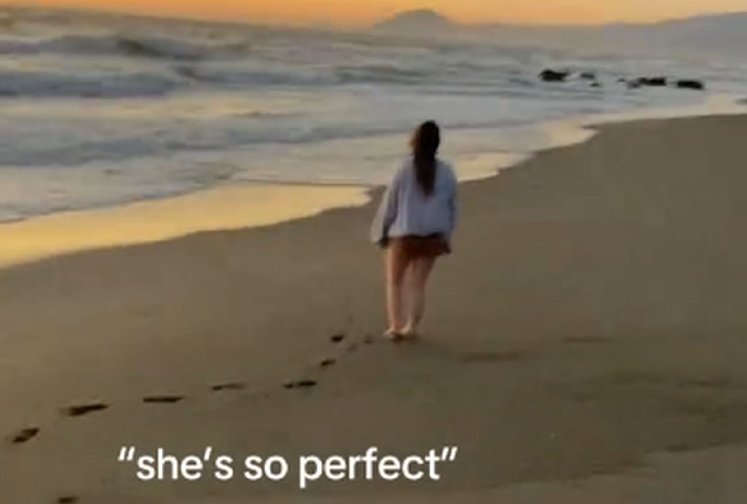 En esta imagen se aprecia a la novia de esta historia contemplando el mar. (Foto: @thoseweirdhippeas / TikTok)