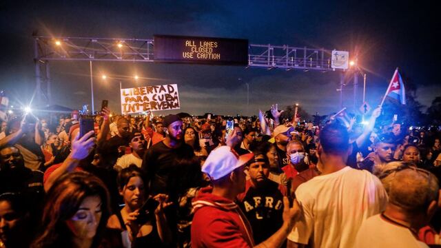 Bloquean de nuevo una importante autopista de Miami en apoyo a las protestas en Cuba