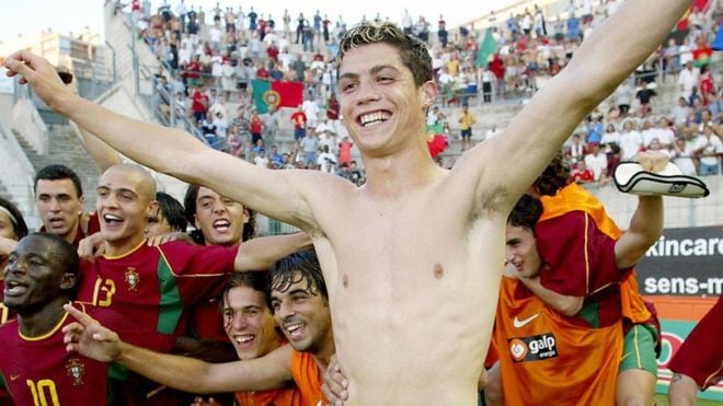 En esta foto ya Cristiano Ronaldo celebraba títulos con Portugal, pero hay otra imagen más abajo donde aparece bastante más joven. (Foto: Getty Images)