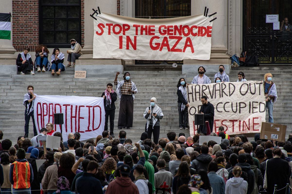 Partidarios de Palestina se reunieron en la Universidad de Harvard para mostrar su apoyo a los palestinos de Gaza en una manifestación en Cambridge, Massachusetts, el 14 de octubre de 2023 (Foto: Joseph Prezioso / AFP)