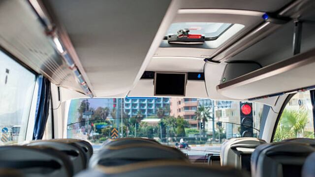Viral: Conductor de bus coloca un televisor en la luna delantera y usuarios de TikTok no creen lo que ven