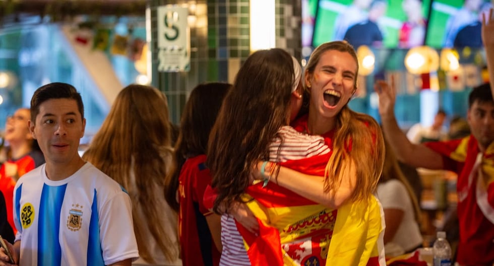 España es campeona del mundo y sus hinchas en Lima lo celebraron a lo grande