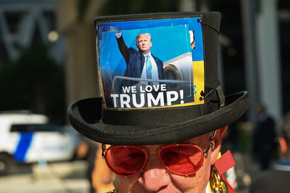 Gregg Donovan muestra su apoyo afuera del Palacio de Justicia de Estados Unidos en Miami antes de la lectura de cargos al expresidente Donald Trump, el 13 de junio de 2023. (Foto de Giorgio Viera / AFP).