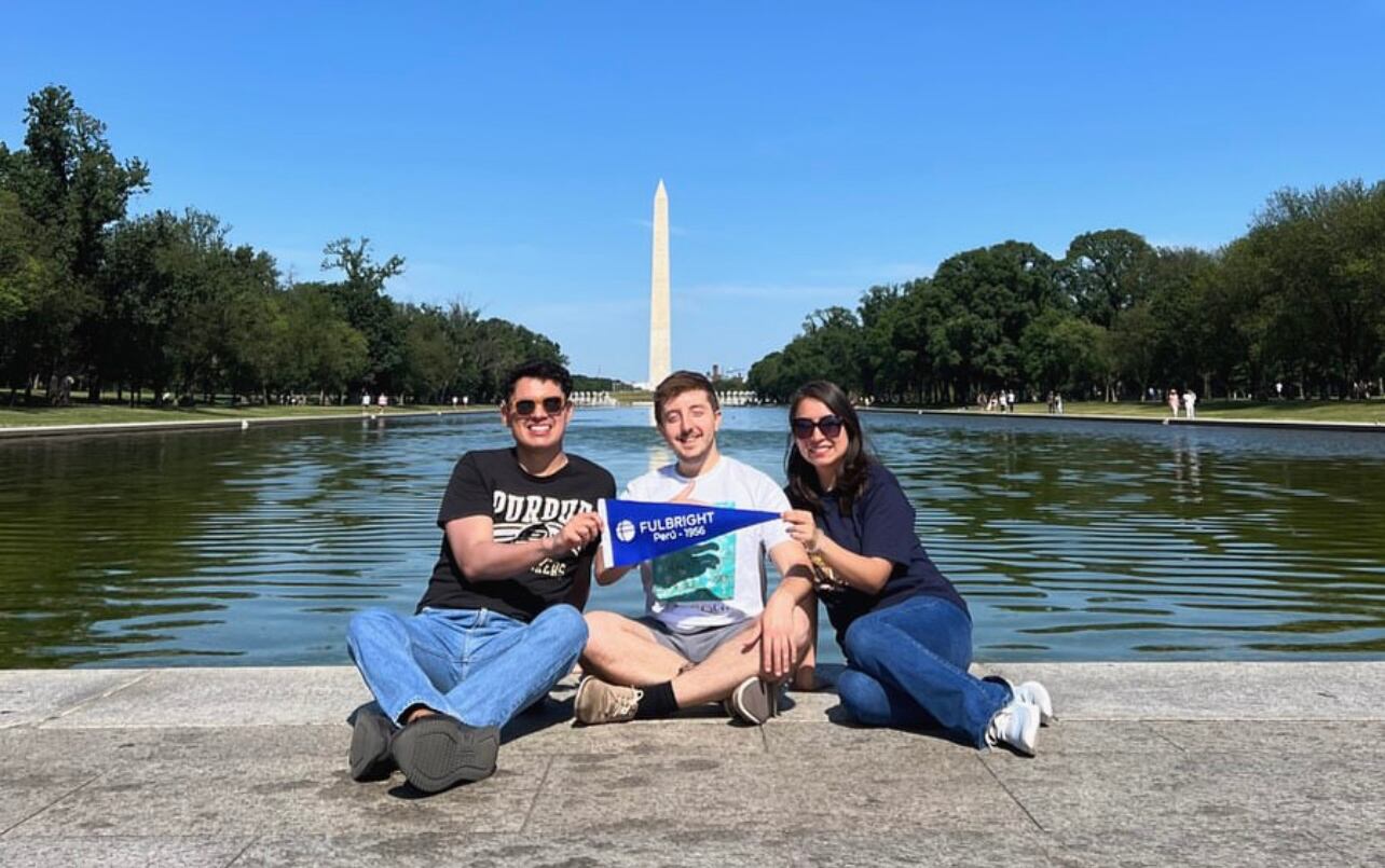 Los becarios Manuel, Juan y Jhuleyssy, ganadores de la beca de posgrado regular en Washington.