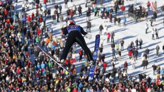 El bello y peligroso encanto del salto de esquí en Alemania [FOTOS]