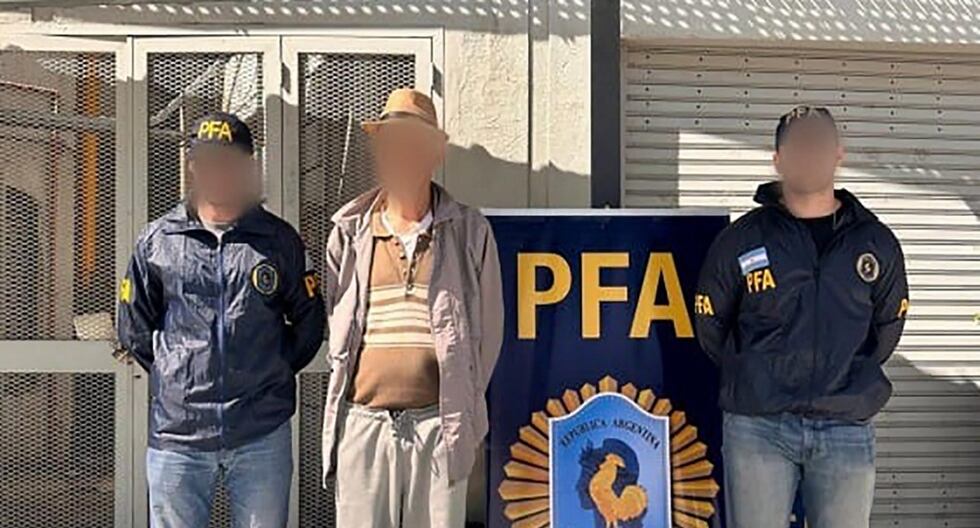 Uno de los tres detenidos por la Policía Federal Argentina. Hasta el momento, las autoridades no han revelado las identidades de los sospechosos, pero informaron que eran de origen sirio y libanés, además de que uno poseía pasaportes colombiano y venezolano.