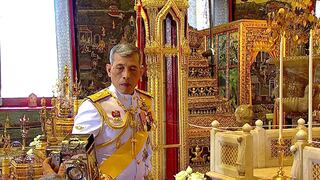Mujeres obligadas a arrastrarse y prohibición de mirar por la ventana: el polémico rey de Tailandia cumple 70 años