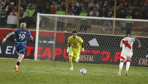 Con grandes gestos técnicos, el golero peruano eludió a dos futbolistas paraguayos, para luego asistir a Carlos Zambrano.