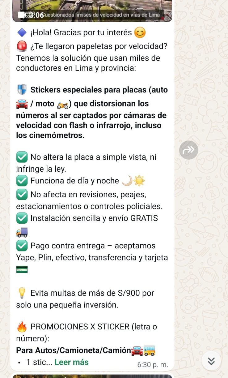 Conversación con persona que ofrece los stickers especiales para placas.