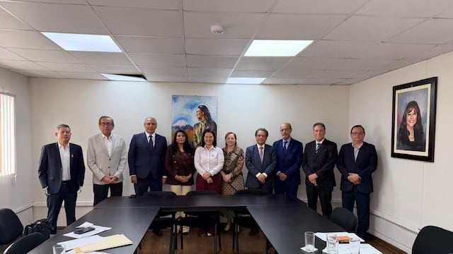 Keiko Fujimori se reunió con excongresistas y dirigentes apristas en local de Fuerza Popular